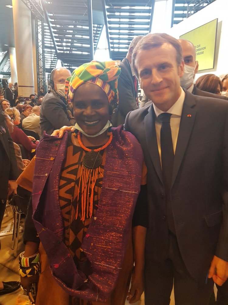 La comédienne Naky Sy Savané en compagnie, après les débats, du président Français Emmanuel Macron.