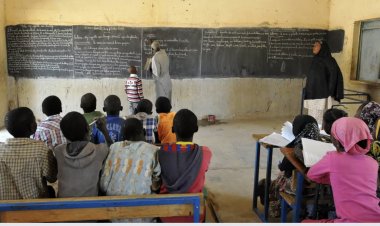Fati, jeune femme touareg de 24 ans, dénonce avec sa caméra la condition des filles exclues du système éducatif