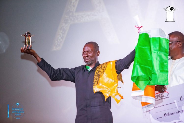 L'Émotion à Son Zénith : Fortuné Akakpo, la Fierté Ivoirienne, Sacré aux Sotigui Awards !