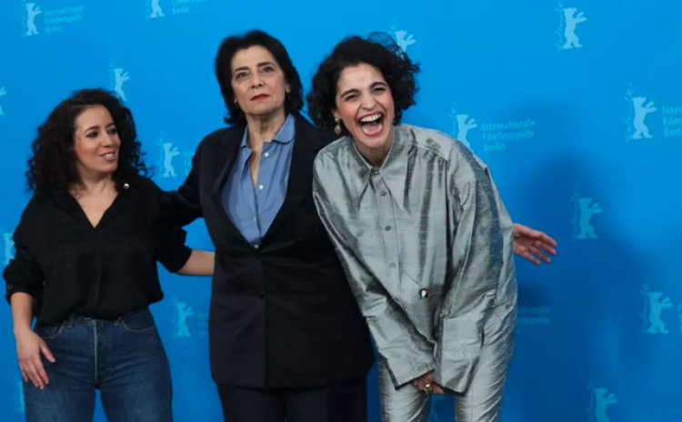 (g-d) La réalisatrice tunisienne Leyla Bouzid, l'actrice et réalisatrice israélienne Hiam Abbass et l'actrice française Eya Bouteraa lors d'une séance photo pour le film
